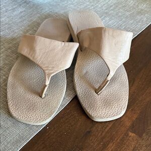 Banana Republic toe sandals nude